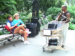 Le Public Broadcast Cart diffuse sa radio dans un parc new yorkais (DR) - 32 ko